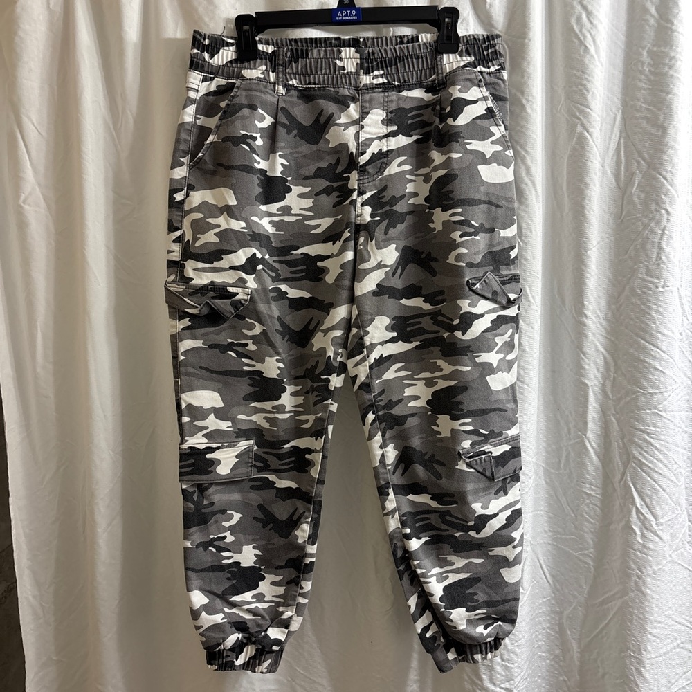 V.I.P. Capris. Size 14. 24” Inseam.